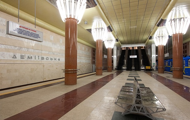Троє чоловіків з гранатою і наркотиками затримано на станції метро в Києві Трое мужчин с гранатой и наркотиками задержаны на станции метро в Киеве