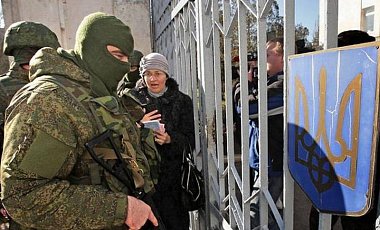 Російські військові блокують українські військові частини (фото - mil.gov.ua) Российские военные блокируют украинские воинские части (фото - mil.gov.ua)
