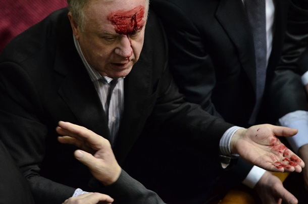 Бывшему шефу безопасности Ахметова разбили лоб в зале Рады