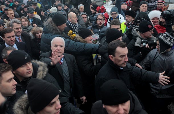 На Майдан посмотреть и себя показать. Фотоподборка западных политиков на митингах в Киеве