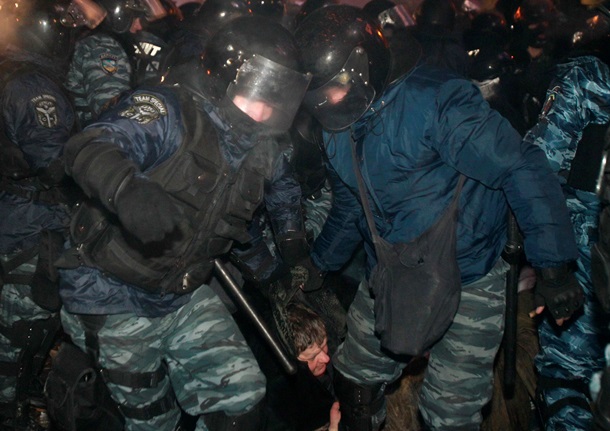 Начало штурма Евромайдана. Фоторепортаж из центра Киева в ночь на 11 декабря