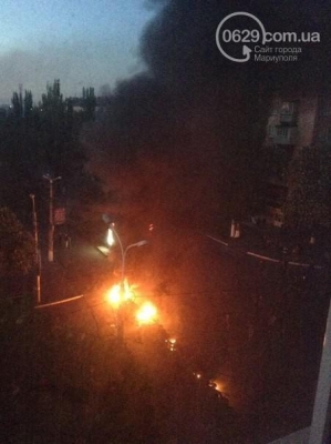 У центрі Маріуполя горять шини: у військовій частині чутні постріли, в аеропорту сідають вертольоти. ФОТОрепортаж