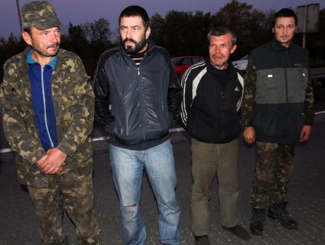 Як під Донецьком обмінювалися полоненими. ФОТОрепортаж Как под Донецком обменивались пленными. ФОТОрепортаж