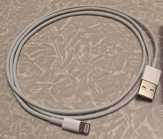 Кабель, що дозволяє підключати пристрої з Apple Lightning до комп'ютерів з USB-інтерфейсом (MD818) Кабель, позволяющий подключать устройства с Apple Lightning к компьютерам с USB-интерфейсом (MD818)