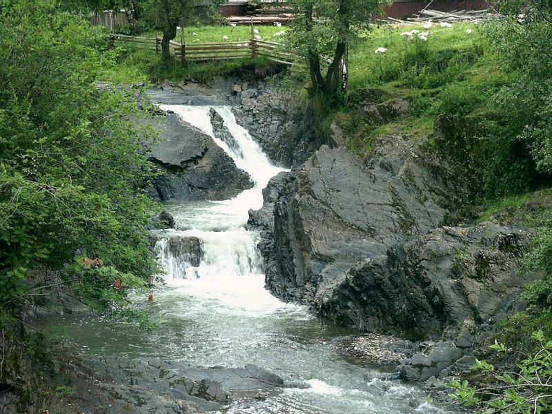 Каскадний водоспад Сучавський Гук, Шепіт - Все водоспади України: 40+ найкрасивіших водоспадів України (фото) Каскадный водопад Сучавский Гук, Шепот - ТОП водопадов Украины