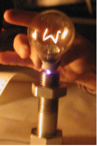 Світіння лампи розжарювання 220В, 25Вт в руці.