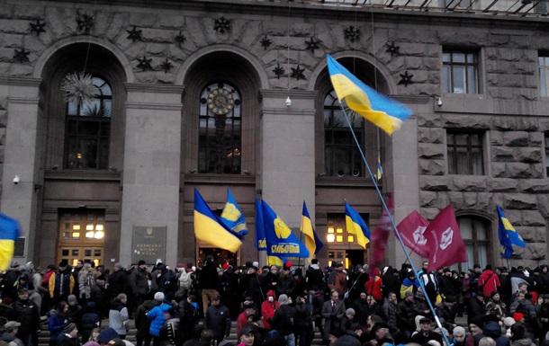 До Києва почали звозити внутрішні війська з Сімферополя В Киев начали свозить внутренние войска из Симферополя