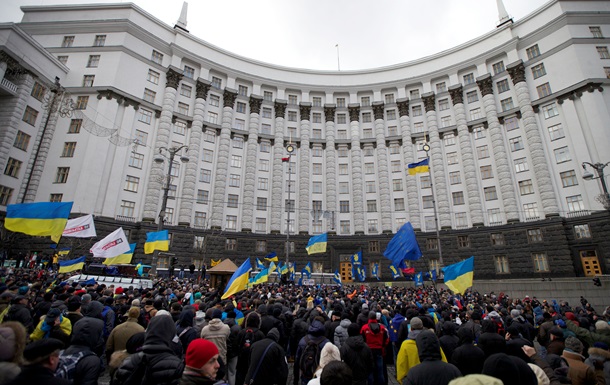 До Києва почали звозити внутрішні війська з Сімферополя В Киев начали свозить внутренние войска из Симферополя