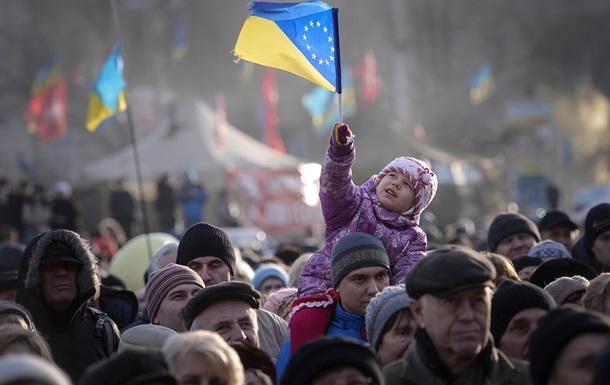 Народне Віче, в оточенні під АП стоять строковики внутрішніх військ Народное Вече, в оцеплении под АП стоят срочники внутренних войск