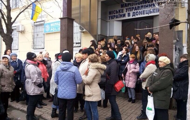 Маріупольський райвідділ міліції від штурму захищають жінки Мариупольский райотдел милиции от штурма защищают женщины