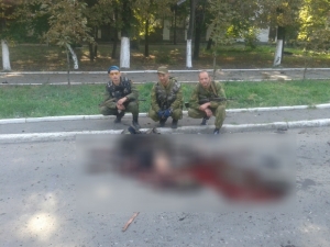 Росіяни хваляться в соцмережах трупами убитих українських воїнів і фотографуються на тлі тіл