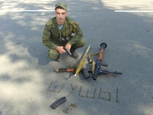 Росіяни хваляться в соцмережах трупами убитих українських воїнів і фотографуються на тлі тіл