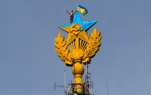 Підсумки 20 серпня: Прапор України на московській висотці і новий рекорд падіння гривні Итоги 20 августа: Флаг Украины на московской высотке и новый рекорд падения гривны