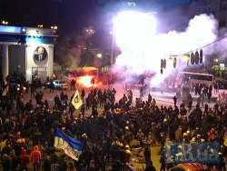 Шумова граната розірвала ногу мітингувальнику, у другого пошкоджена голова