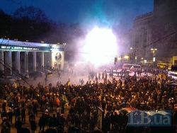 Шумова граната розірвала ногу мітингувальнику, у другого пошкоджена голова