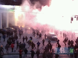Шумова граната розірвала ногу мітингувальнику, у другого пошкоджена голова