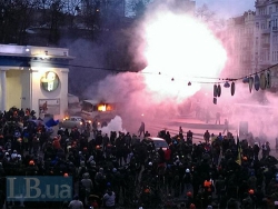Шумова граната розірвала ногу мітингувальнику, у другого пошкоджена голова