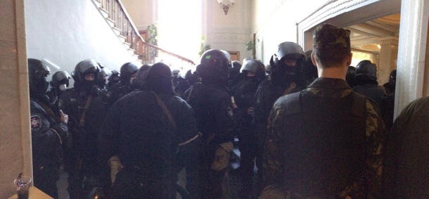 У Раду зайшли силовики з автоматами, - Яценюк. ФОТО В Раду зашли силовики с автоматами, - Яценюк. ФОТО