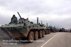 Колона з десяти російських БТРів направляється в сторону Сімферополя: зі зброї у військових помітили - АК-47 і СВД.