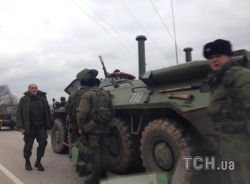 Колона з десяти російських БТРів направляється в сторону Сімферополя: зі зброї у військових помітили - АК-47 і СВД.
