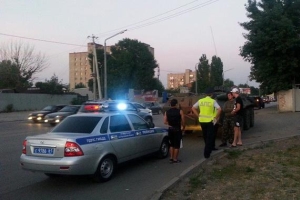 У Ростові-на-Дону жителі затримали два БТР без номерів, які їхали на фронт в Україні. ФОТО