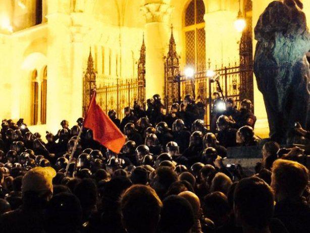 День народного гніву: У центрі Будапешта понад 10 тисяч людей протестували проти корупції влади. ФОТОрепортаж + ВІДЕО День народного гнева: В центре Будапешта более 10 тысяч людей протестовали против коррупции власти. ФОТОрепортаж+ВИДЕО