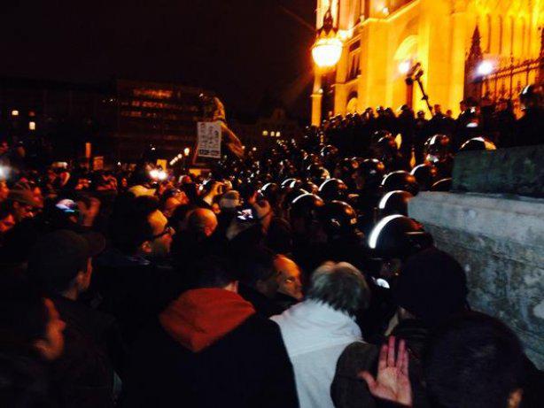 День народного гніву: У центрі Будапешта понад 10 тисяч людей протестували проти корупції влади. ФОТОрепортаж + ВІДЕО День народного гнева: В центре Будапешта более 10 тысяч людей протестовали против коррупции власти. ФОТОрепортаж+ВИДЕО
