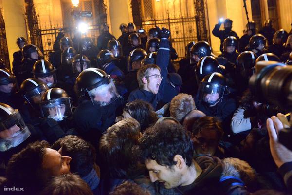 День народного гніву: У центрі Будапешта понад 10 тисяч людей протестували проти корупції влади. ФОТОрепортаж + ВІДЕО День народного гнева: В центре Будапешта более 10 тысяч людей протестовали против коррупции власти. ФОТОрепортаж+ВИДЕО