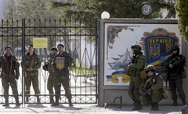 Російські військові блокують українські військові частини в Криму (фото - ЕРА) Российские военные блокируют украинские воинские части в Крыму (фото - ЕРА)