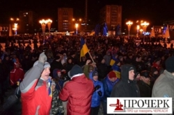 Черкассы: активисты штурмуют ОГА и возводят баррикады. ФОТОрепортаж + ВІДЕО
