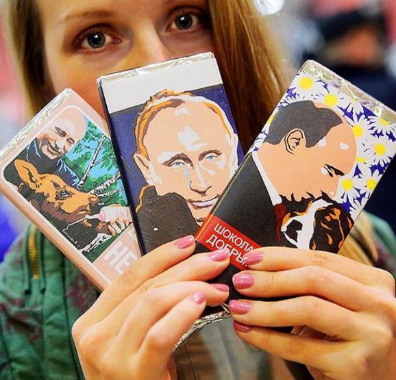 У РФ почали продавати шоколадки із зображенням доброго Путіна. ФОТОфакт В РФ начали продавать шоколадки с изображением доброго Путина. ФОТОфакт
