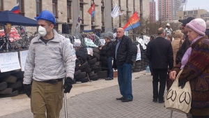 Сепаратисти в Донецьку зміцнюють барикади біля ОДА і, судячи з усього, не збираються розходитися