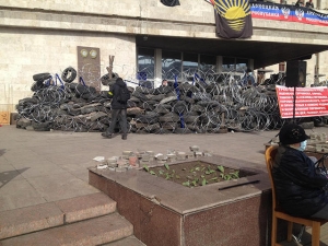 Донецькі сепаратисти імітують Майдан: шини, булижники, бутерброди.