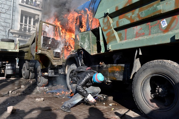 Первые столкновения и поджог грузовиков на Шелковичной
