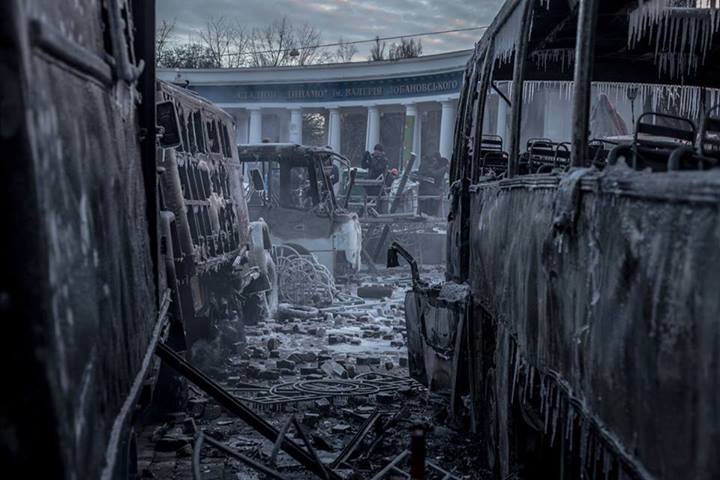 Ранкова роса. У повітрі досі витає запах газу. Утренняя роса. В воздухе до сих пор витает запах газа.