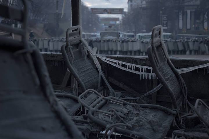 Ранкова роса. У повітрі досі витає запах газу. Утренняя роса. В воздухе до сих пор витает запах газа.