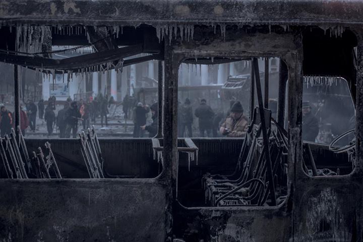 Ранкова роса. У повітрі досі витає запах газу. Утренняя роса. В воздухе до сих пор витает запах газа.