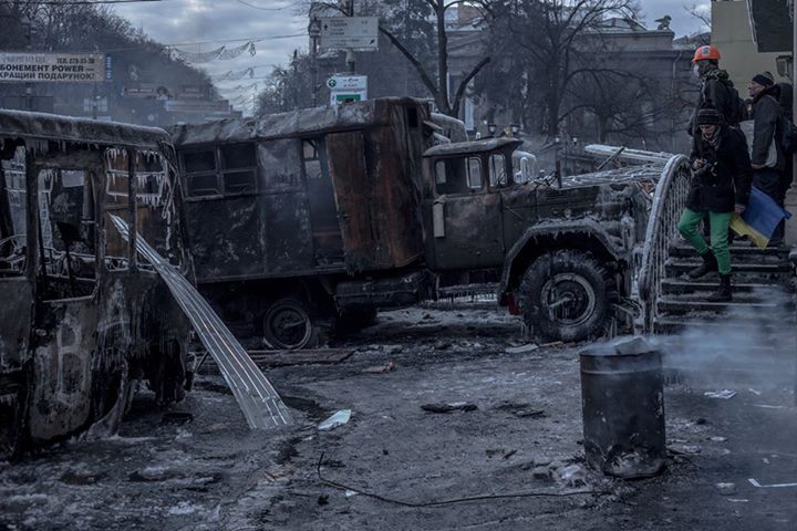 Ранкова роса. У повітрі досі витає запах газу. Утренняя роса. В воздухе до сих пор витает запах газа.
