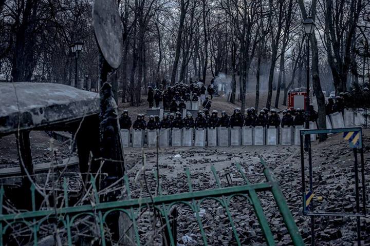 Ранкова роса. У повітрі досі витає запах газу. Утренняя роса. В воздухе до сих пор витает запах газа.