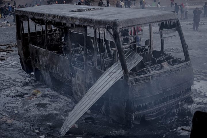 Ранкова роса. У повітрі досі витає запах газу. Утренняя роса. В воздухе до сих пор витает запах газа.