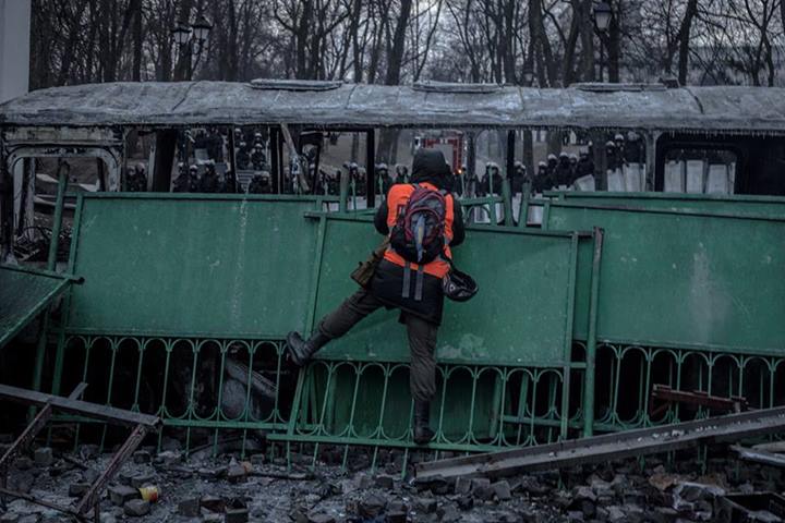 Ранкова роса. У повітрі досі витає запах газу. Утренняя роса. В воздухе до сих пор витает запах газа.