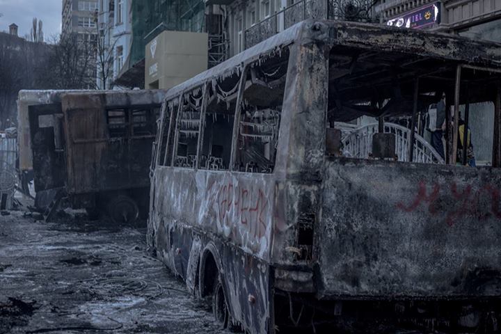 Ранкова роса. У повітрі досі витає запах газу. Утренняя роса. В воздухе до сих пор витает запах газа.