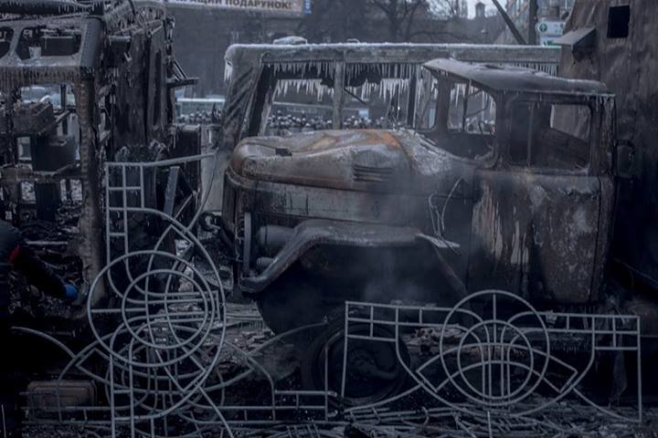 Ранкова роса. У повітрі досі витає запах газу. Утренняя роса. В воздухе до сих пор витает запах газа.