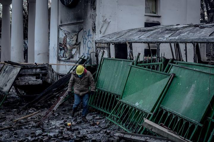 Ранкова роса. У повітрі досі витає запах газу. Утренняя роса. В воздухе до сих пор витает запах газа.