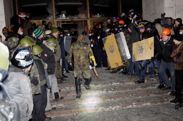 Протестуючі беруть штурмом Український дім Протестующие берут штурмом Украинский дом