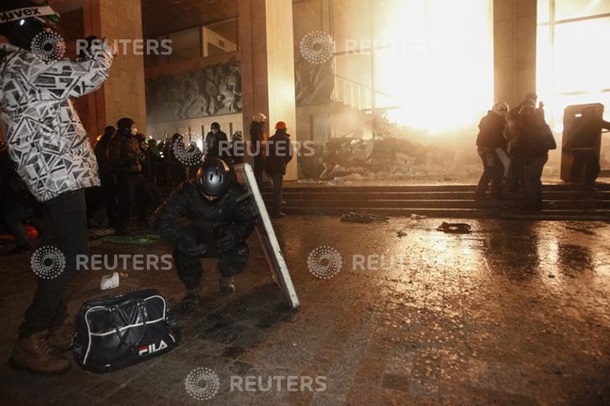 Протестуючі беруть штурмом Український дім Протестующие берут штурмом Украинский дом