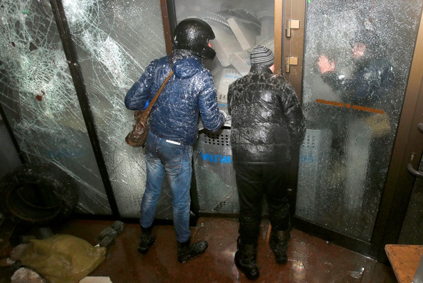 Протестуючі беруть штурмом Український дім Протестующие берут штурмом Украинский дом