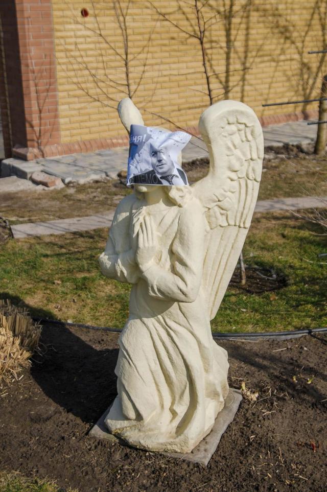 Чайний будиночок, сауни, гаражі, катери і огороджений пляж на березі Дніпра - активісти відвідали маєток регіонала Олійника Чайный домик, сауны, гаражи, катера и огражденный пляж на берегу Днепра - активисты посетили имение регионала Олийныка