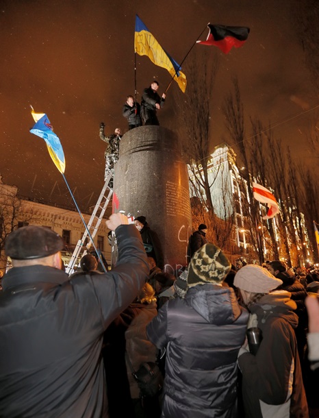 Як зносили пам&39;ятник Леніну в Києві Как сносили памятник Ленину в Киеве