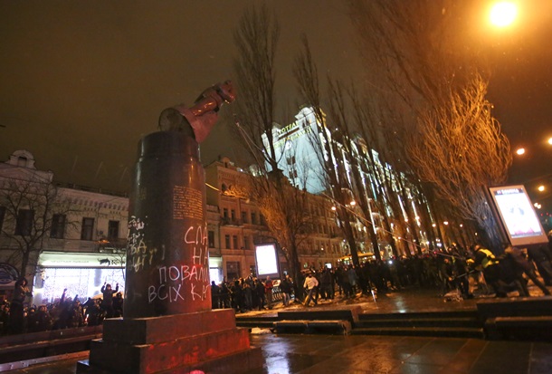 Як зносили пам&39;ятник Леніну в Києві Как сносили памятник Ленину в Киеве